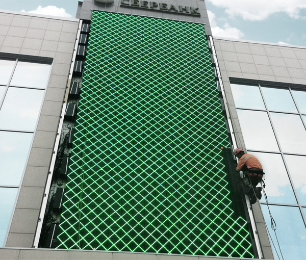 Специалисты компании ITDILAB установили светодиодную сетку яркостью более 7000 Кнд на стеклянный фасад офиса Сбербанка в г. Ростов-на-Дону.